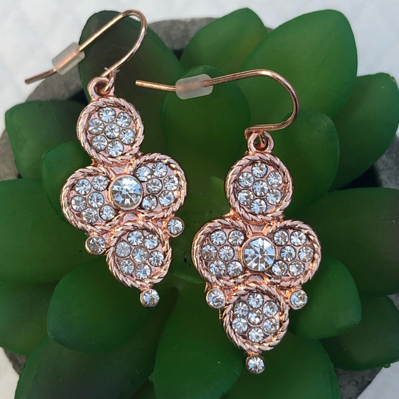 Jewelry - Beautiful vintage vibe flowery earrings ✨